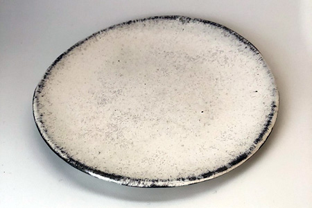 炭化白釉たたら丸皿（M）
