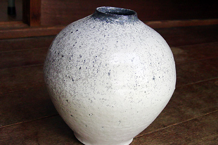 炭化白釉まる壺