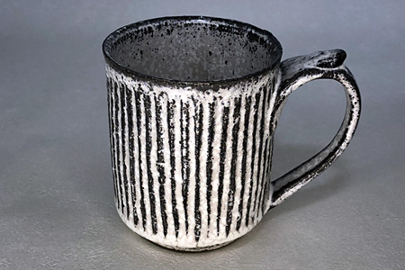 ③炭化白釉線彫りマグカップ
